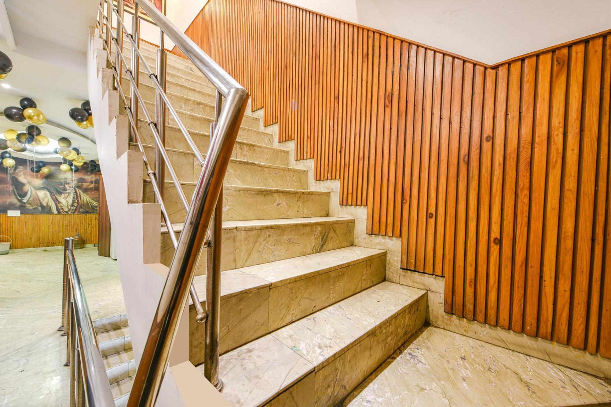 Fabhotel Shri Sai Dx - Nr Adarsh Nagar Metro 3*