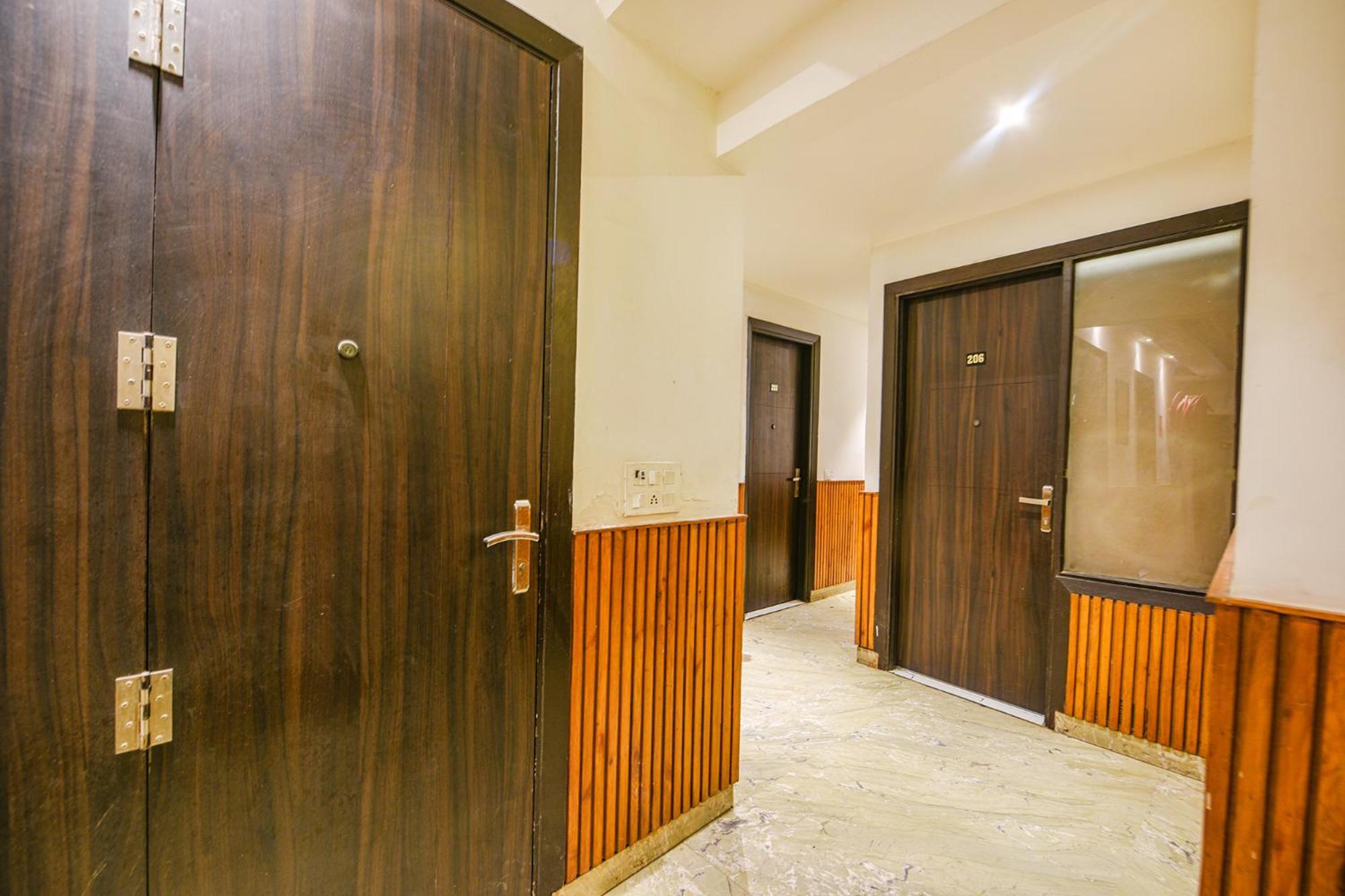 Hotel Fabhotel Shri Sai Dx - Nr Adarsh Nagar Metro 3*