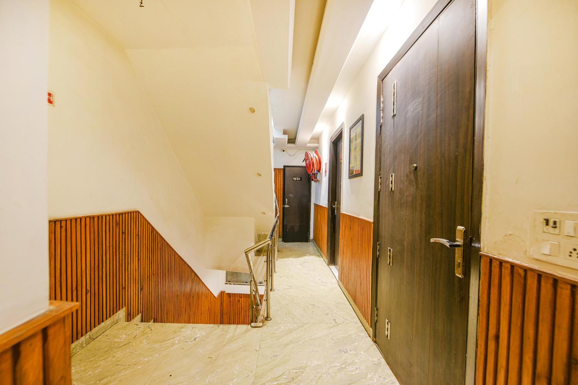 Fabhotel Shri Sai Dx - Nr Adarsh Nagar Metro 3*