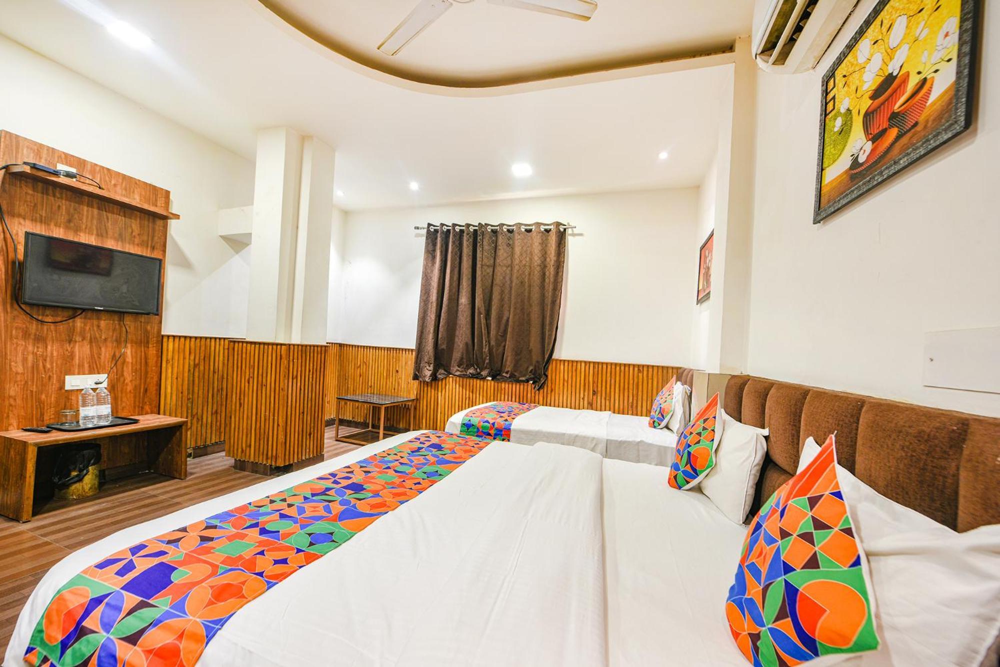Fabhotel Shri Sai Dx - Nr Adarsh Nagar Metro