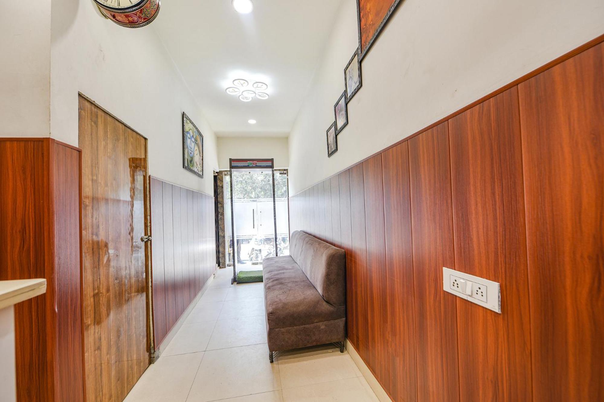 Fabhotel Shri Sai Dx - Nr Adarsh Nagar Metro Hotel