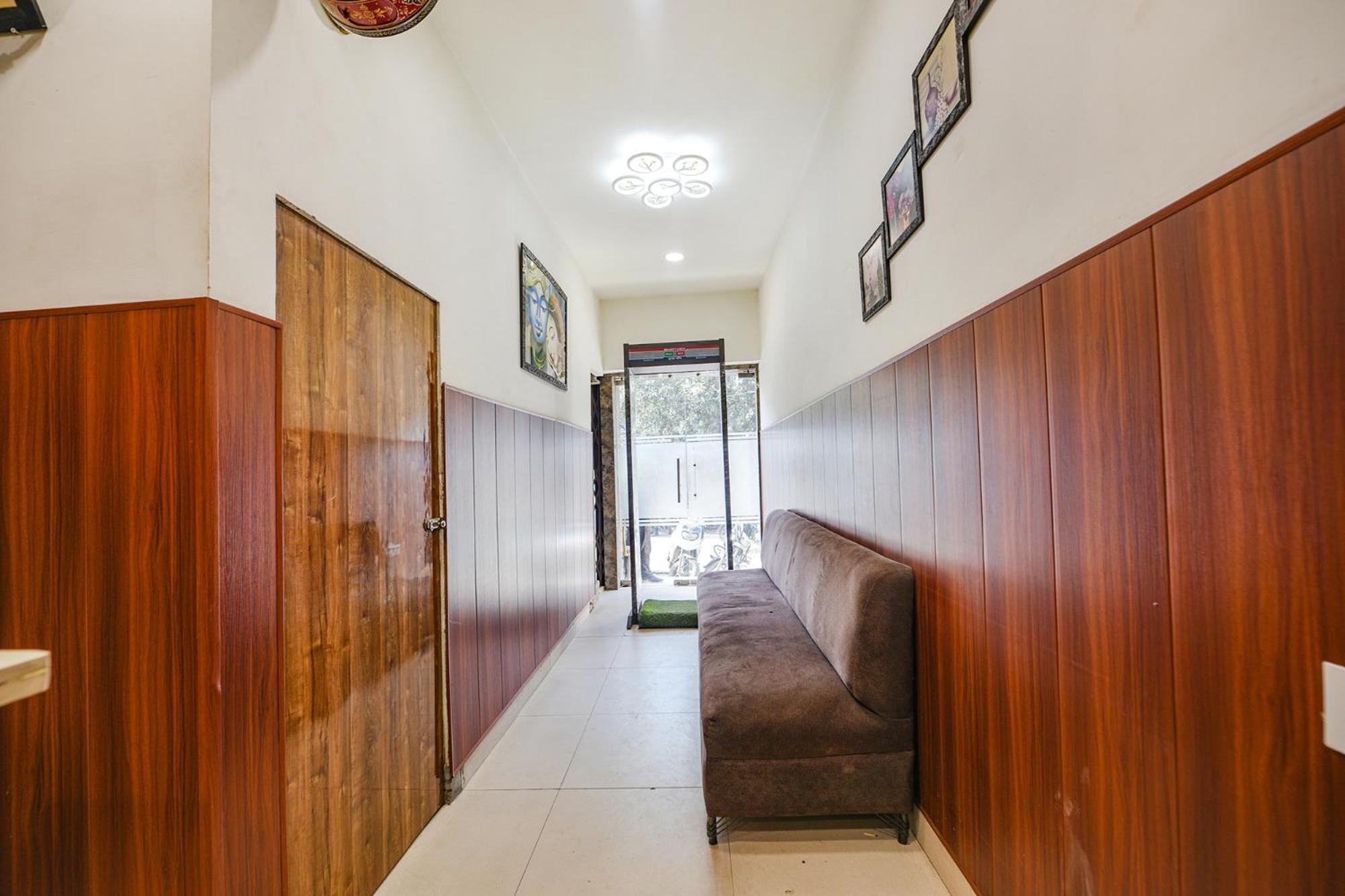 Hotel Fabhotel Shri Sai Dx - Nr Adarsh Nagar Metro