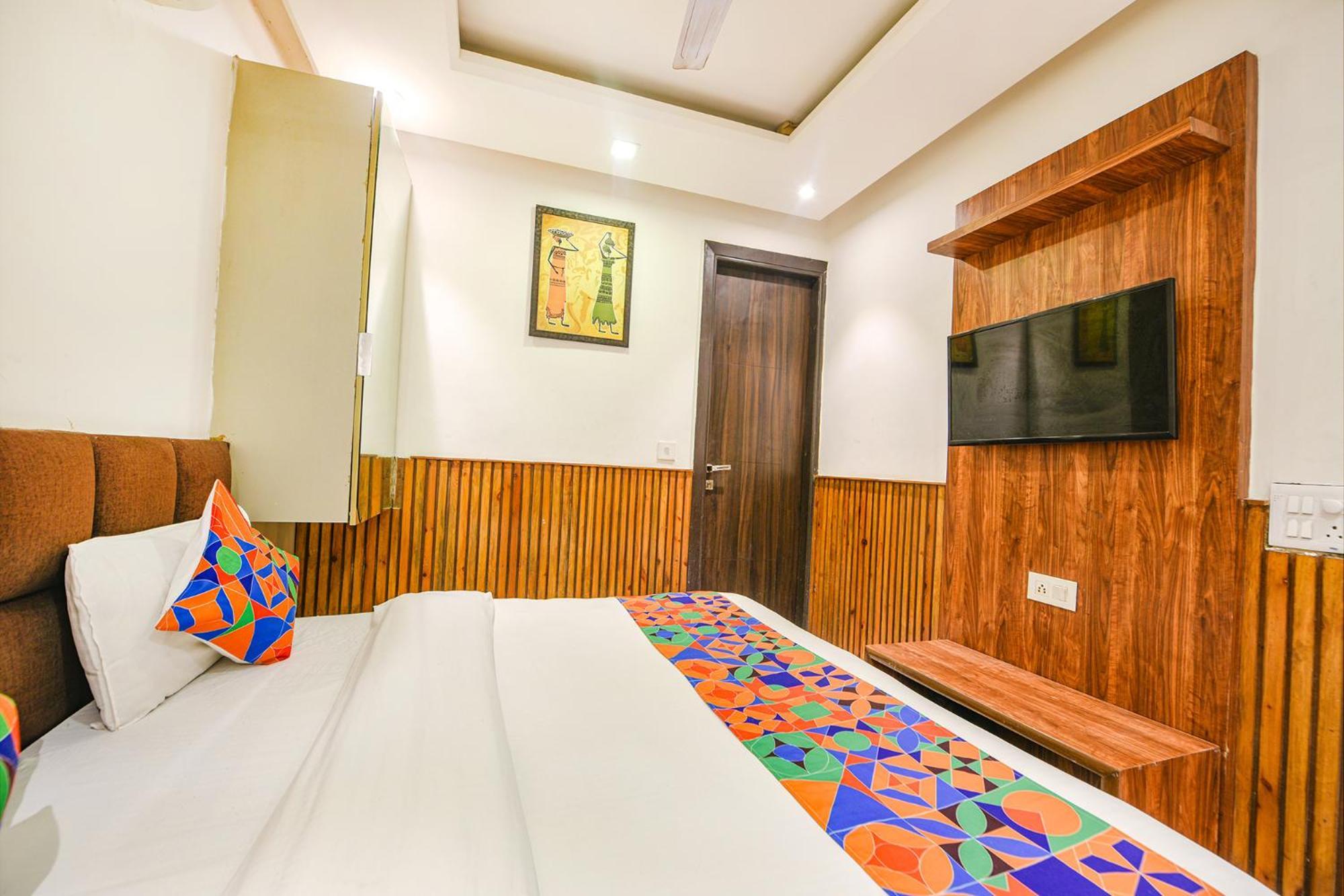 Fabhotel Shri Sai Dx - Nr Adarsh Nagar Metro Hotel 3*